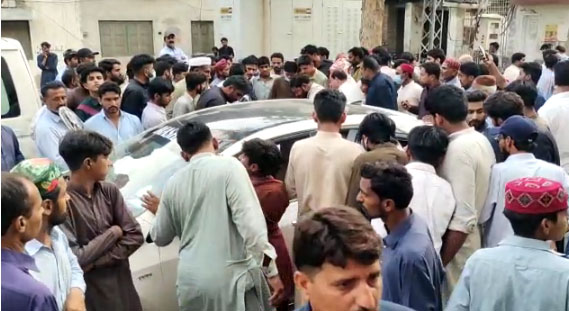 لاڑکانہ:میروخان جیل روڈ پر مسلح افراد کی کار پر فائرنگ، 4 افراد جاں بحق