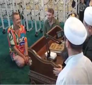 روسی سیاح کلمہ پڑھ کر مسلمان ہوگیا؛ ویڈیو وائرل