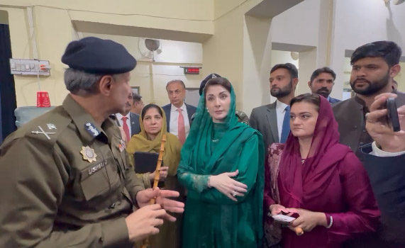 وزیر اعلیٰ مریم نواز شریف پہلے ہی روز میٹنگ کے بعد شیڈول کے بغیر تھانہ شالیمار پہنچ گئیں