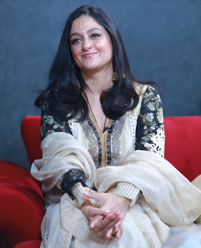 ”بیوی شوہر کی ماں نہیں ہوتی“— نادیہ جمیل نے اپنے بیان پر وضاحت جاری کر دی