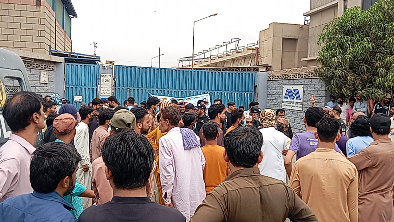 ملير: شاھ لطيف ٽائون ڀرسان ٽيڪسٽائل ڪمپني جي پورهيتن جو مطالبن جي مڃتا لاءِ ڌرڻو، پوليس جي هوائي فائرنگ