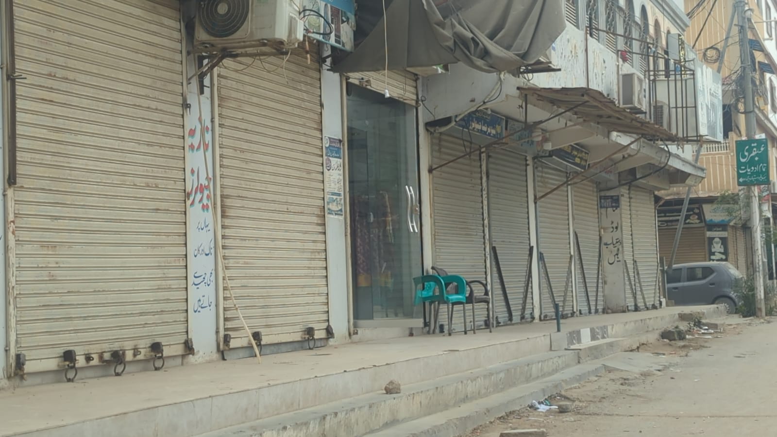 گلشن حديد ۾ چور سيڪيورٽي گارڊ کي رسن سان ٻڌڻ بعد پنج دڪان ٻهاري ويا