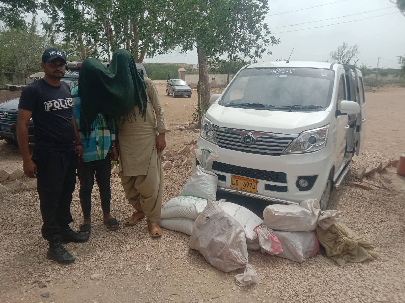 ٺٽو پوليس جون منشيات فروشن خلاف ڪاروايون تيز, 40 ڪلو سپاري۔سئو ڪلو ڪاٿو ۽ تمباڪ هٿ