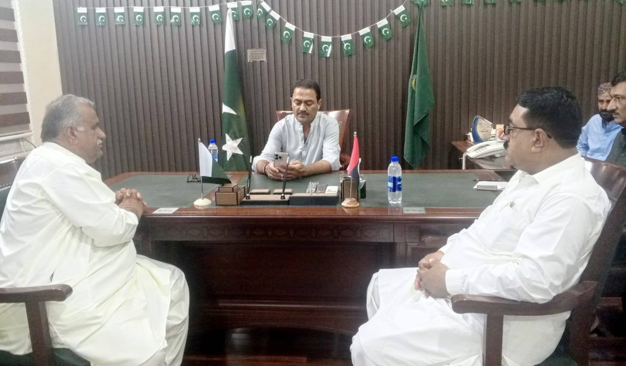 عوامي پريس ڪلب ٺٽو جي وفد جي بلاول سمون جي اڳواڻي ۾ ڊسٽرڪٽ ڪائونسل چيئرمين عبدالحميد پنهور سان ملاقات