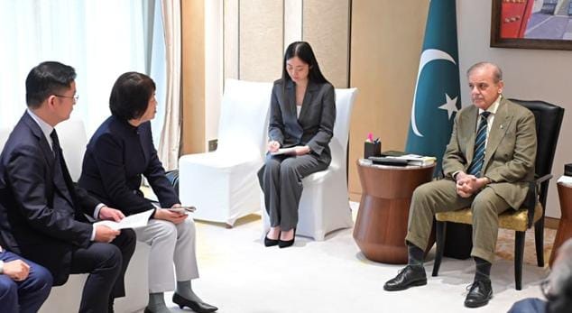 سازگار ماحول فراہم کرنے کیلئے پُرعزم، چینی کمپنیاں صنعتوں کو پاکستان منتقل کریں وزیراعظم کی پیشکش