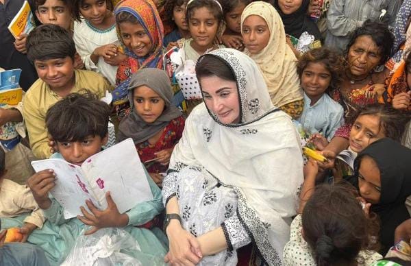 وزیراعلیٰ پنجاب مریم نواز کا فلڈ ریلیف کیمپ کا دورہ، بچوں اور خواتین میں گھل مل گئیں