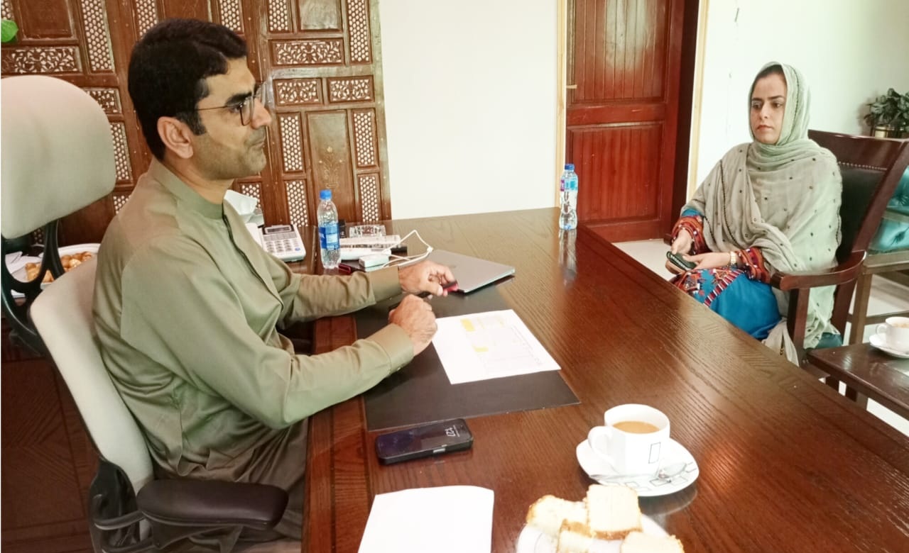 کمشنر قلات ڈویژن ڈاکٹر طفیل بلوچ سے ڈپٹی کمشنر آواران انجینئر عائشہ زہری کی خضدار میں اہم ملاقات