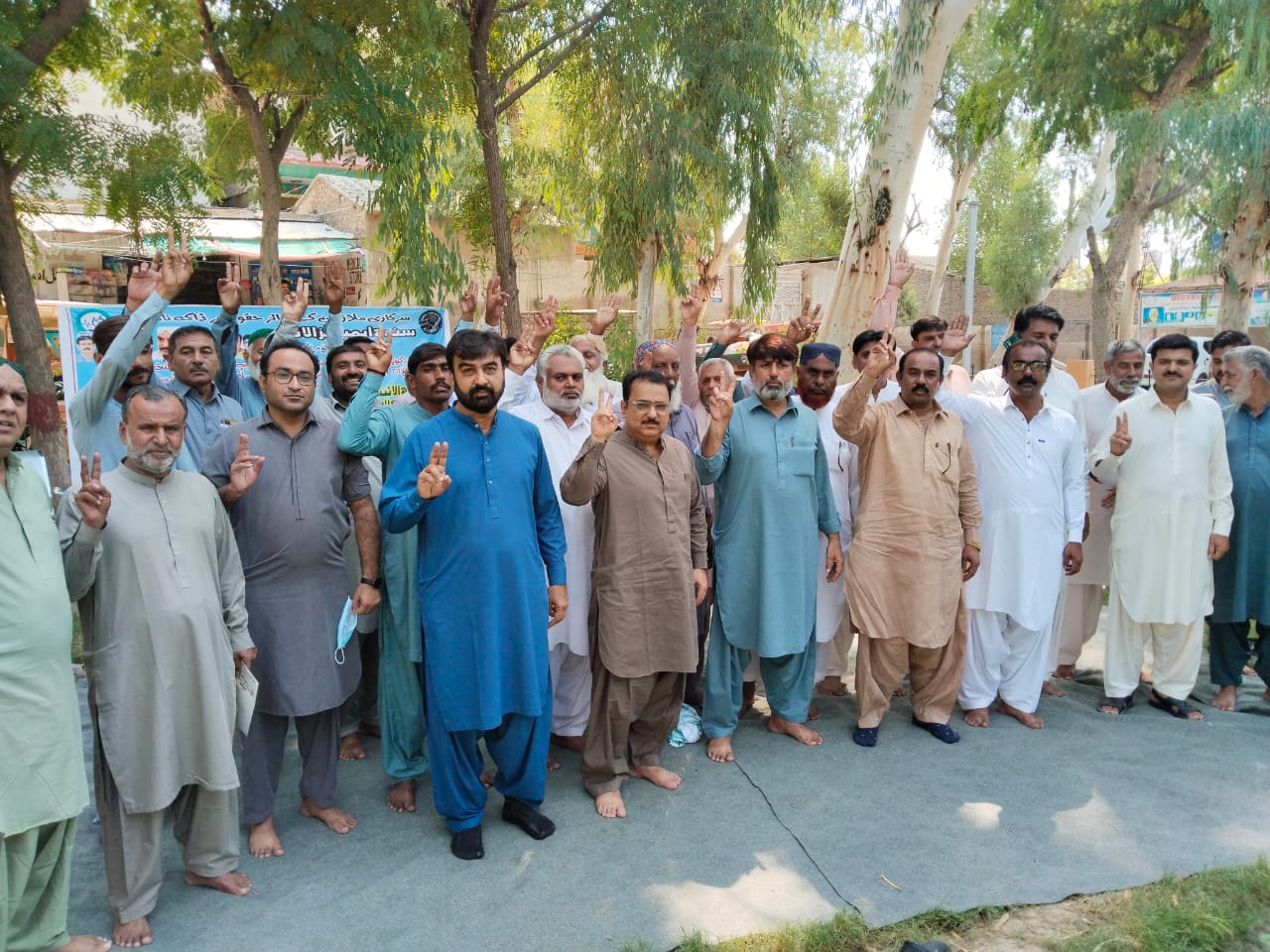 نوشهروفيروز ۾ سنڌ ايمپلائيز الائينس جي سڏ تي اسڪولن ۽ آفيسن جي تالابندي ۽ ڌرڻو