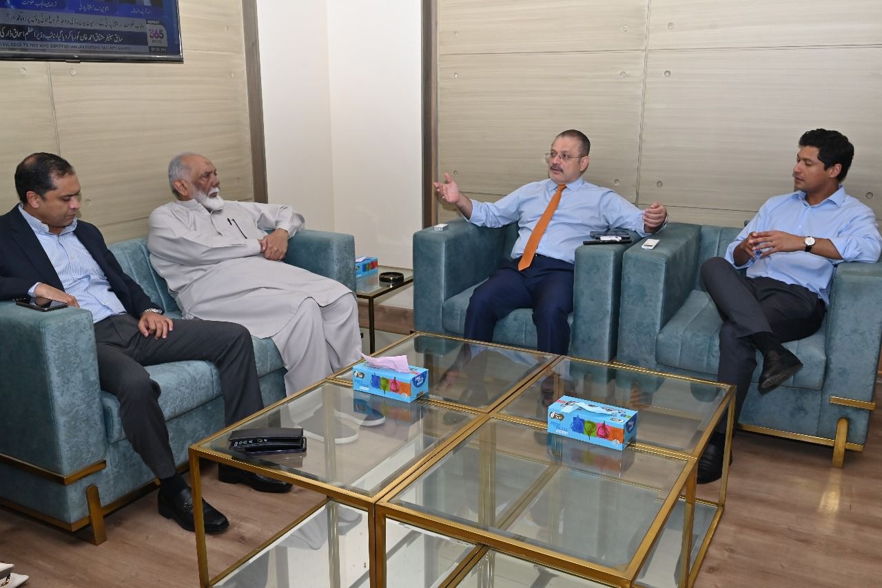 شرجیل انعام میمن کی الیکٹرک اور پنک ٹیکسی سروس منصوبوں پر تیز رفتار پیش رفت، ماحول دوست ٹرانسپورٹ نظام کے لیے کوششیں تیز