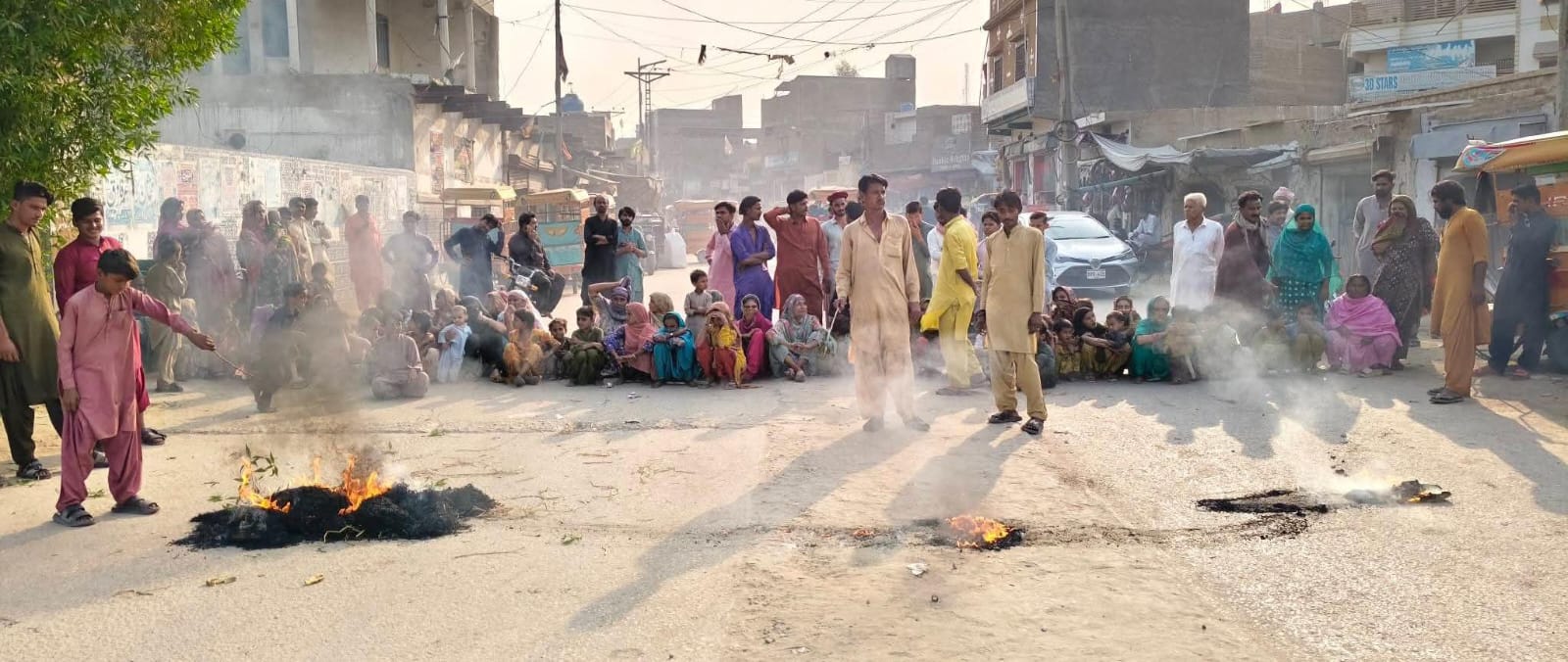 مورو ۾ گولي لڳڻ سبب زخمي ٿيل پورهيت جي وارثن جو ٽائر ساڙي ڌرڻو