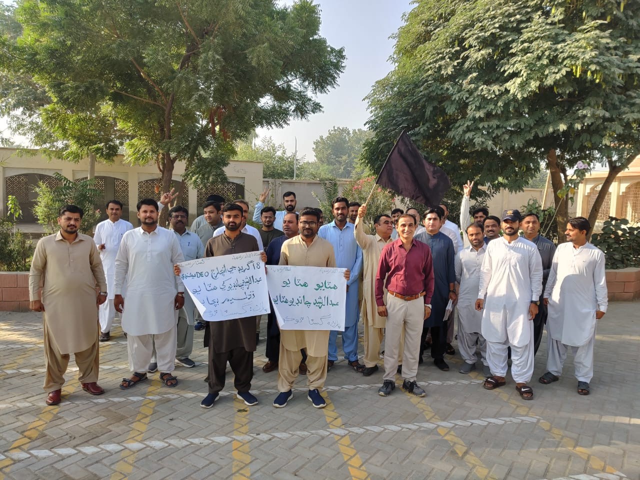 ڏوڪري ۾ گسٽا جي سڏ تي حيدر بخش جتوئي بوائز هاءِ اسڪول ۾ احتجاجي مظاهرو