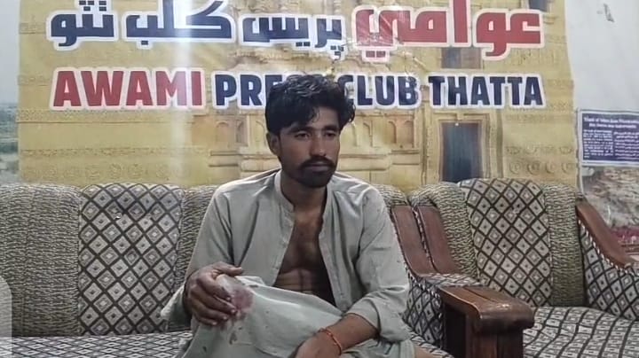 مڪلي ۾ ڳوٺ صديق شورو واسي نوجوان جو مامي خلاف احتجاج