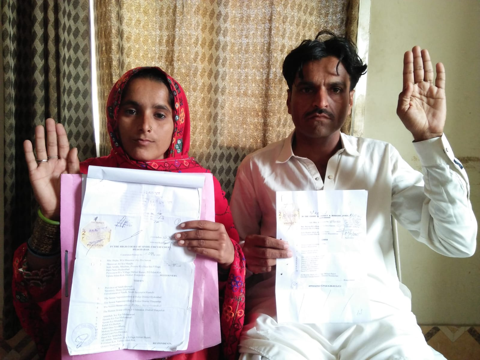 عمرڪوٽ ۾ جوڙي پاران پسند جو پرڻو ڪرڻ بعد تحفظ لاءِ احتجاج