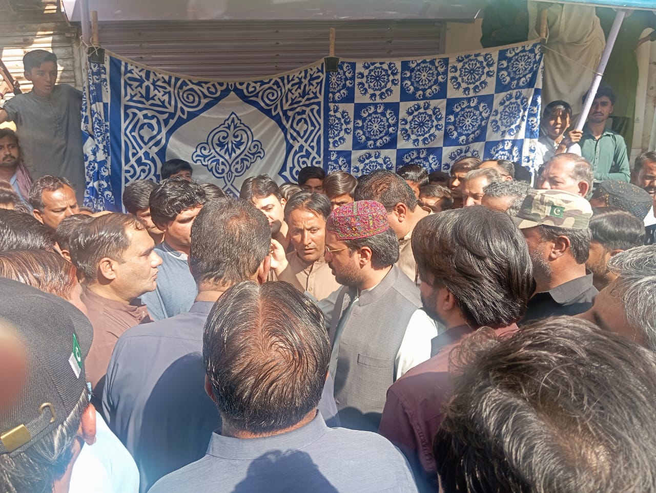 ايم پي اي سيد امير علي شاهه جو عائشه مارڪيٽ ۾ چوري جي واردات جو جائزو جلد رڪوري ۽ جوابدارن جي گرفتاري لاءِ حڪم