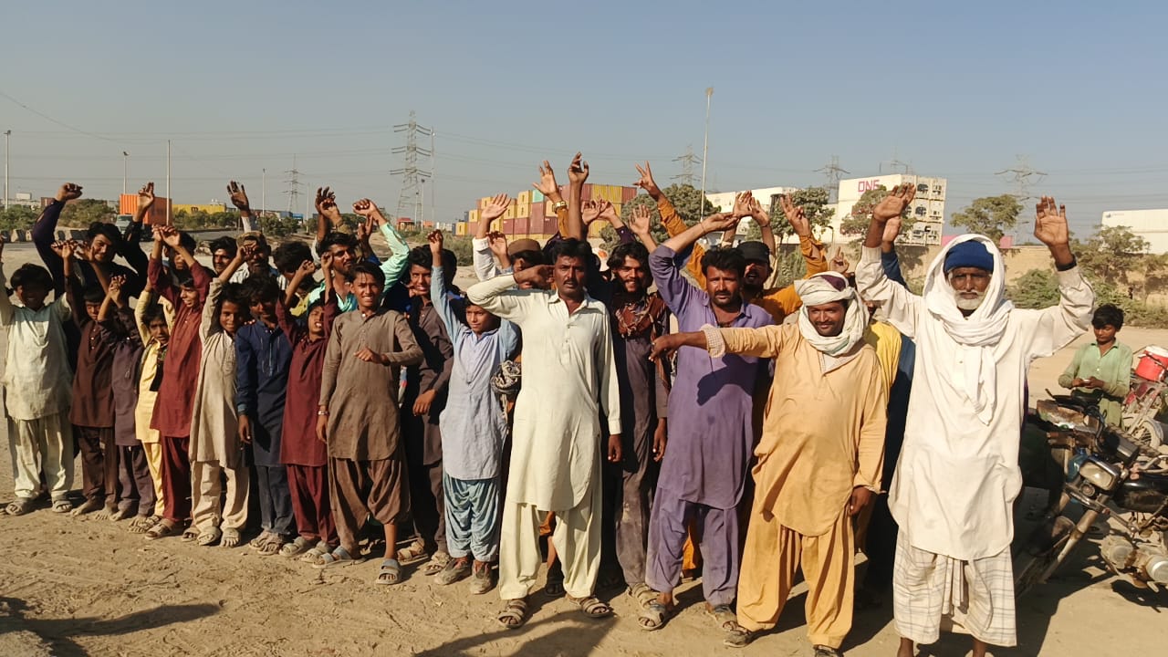 پورٽ قاسم ۾ کاڌي پيتي  جا اسٽال لڳائيندڙ پورهيتن جو احتجاجي مظاھرو