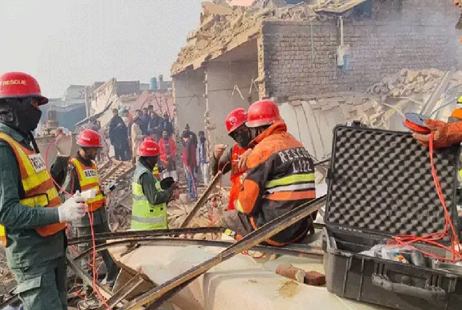 فیصل آباد: رہائشی آبادی میں قائم ڈائز کیمیکل گلو فیکٹری کا بوائلر پھٹنے کے باعث 4 بچوں سميت 16افراد ہلاک