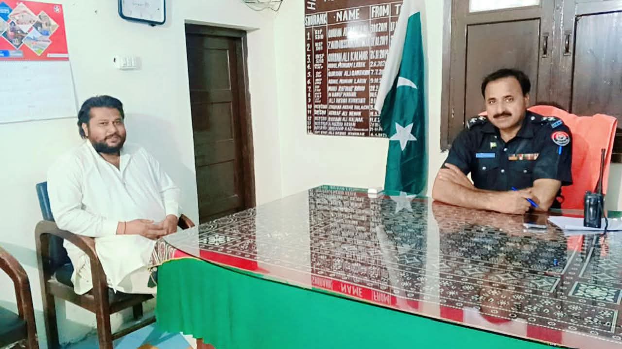 ايس ايڇ او مورو علي اڪبر کوکر سان صحافي جاني جماڻي  جي ملاقات