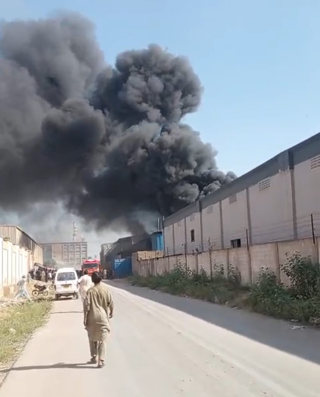 ملير: پورٽ قاسم جي لڳ گودام ۾ اوچتو باهه ڀڙڪي پئي، ريسڪيو عملي پاران آپريشن