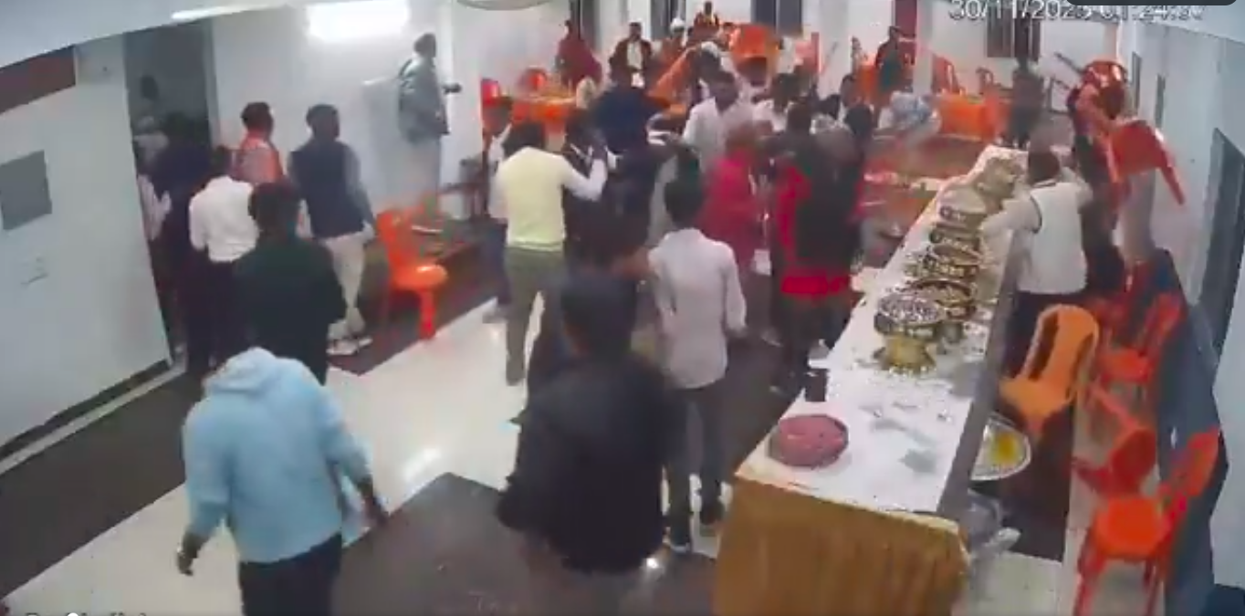 شادی میں رس گلے ختم ہونے پر ہنگامہ — کرسیاں چل گئیں، تقریب میدانِ جنگ بن گئی