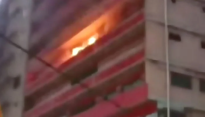 کراچی: ایم اے جناح روڈ کے شاپنگ مال کی پانچویں منزل پر آگ، فائر بریگیڈ نے بروقت قابو پا لیا