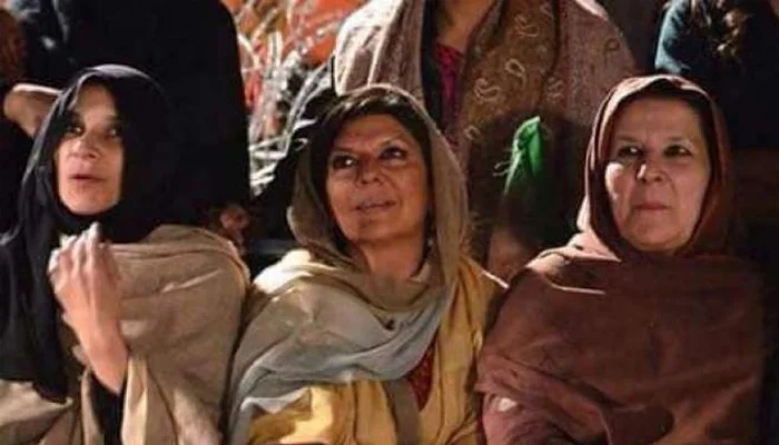 اڈیالہ جیل کے باہر بانیٔ پی ٹی آئی کی بہنوں کا دھرنا برقرار، پولیس اور علیمہ خان میں مذاکرات شروع