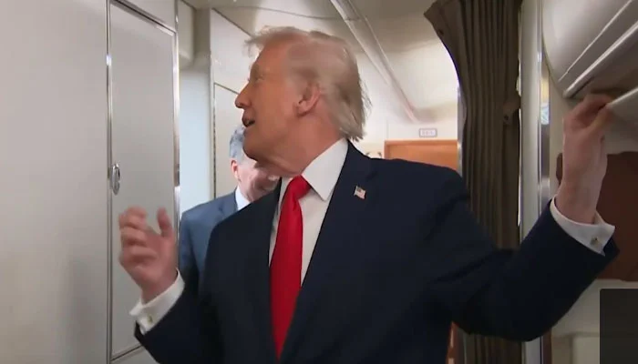 ہیلو… کوئی ہے؟ ٹرمپ نے دورانِ گفتگو واش روم کا دروازہ بجا کر سب کو چونکا دیا