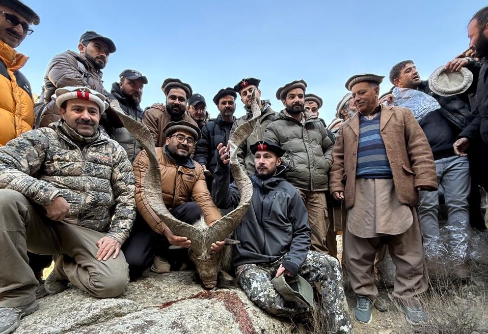 چترال: امریکی شکاری نے 2 لاکھ 43 ہزار ڈالر میں کشمیر مارخور کا کامیاب شکار کیا