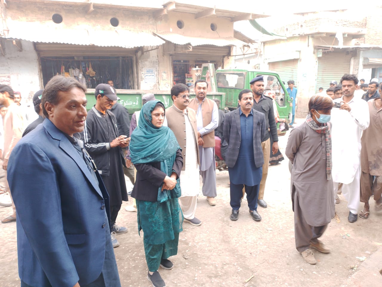 ڏوڪري ۾ عورت اسسٽنٽ ڪمشنر حددخلين خلاف شهر ۾ نڪري پئي، دڪا ۽ ڇپرا ڊاهي پٽ