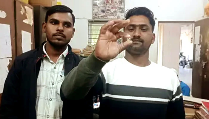 قسمت کا کمال: بھارت میں کھیت میں کام کرنے والے دو دوستوں کو ڈیڑھ کروڑ روپے مالیت کا ہیرا مل گیا