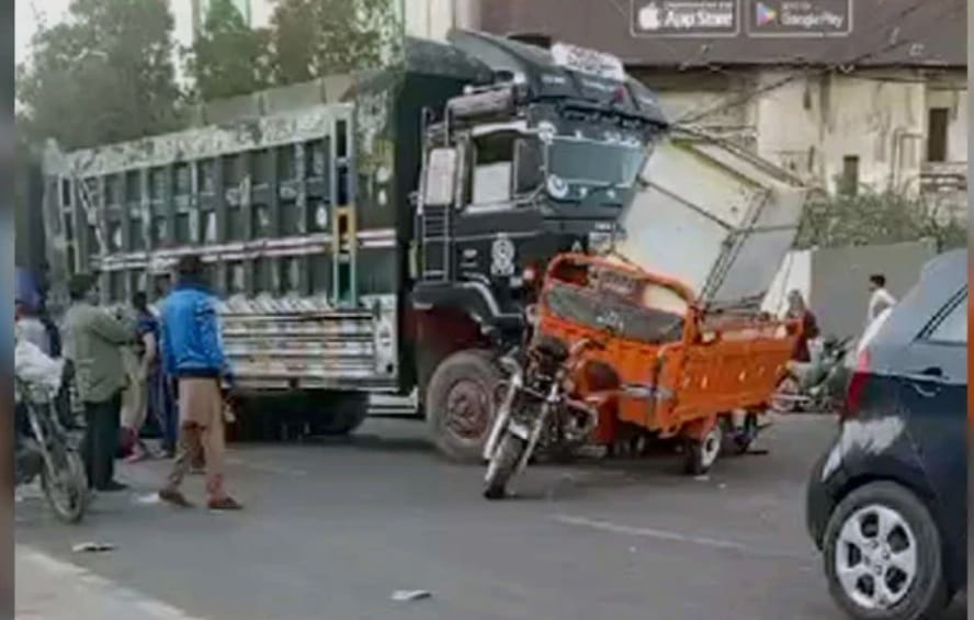 ٺٽو، مڪلي ۽ ڀرپاسي وارن علائقن ۾ ڊمپر ۽ ٽرڪ حادثن ۾ اضافو