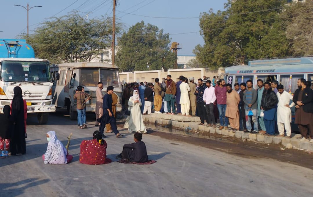 ملير: لانڍي انڊسٽريل ايريا ۾ مزدورن جو احتجاج، اهم شاهراهون بند، ٽريفڪ سخت متاثر