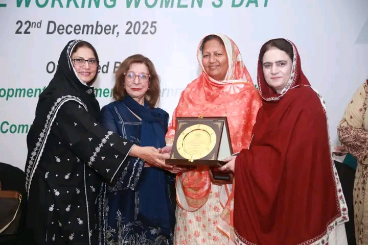 فشرمين ڪوآپريٽو سوسائٽي جي چيئرپرسن فاطمه مجيد کي نيشنل ورڪنگ وومين ڊي تي اعزازي شيلڊ ڏني وئي