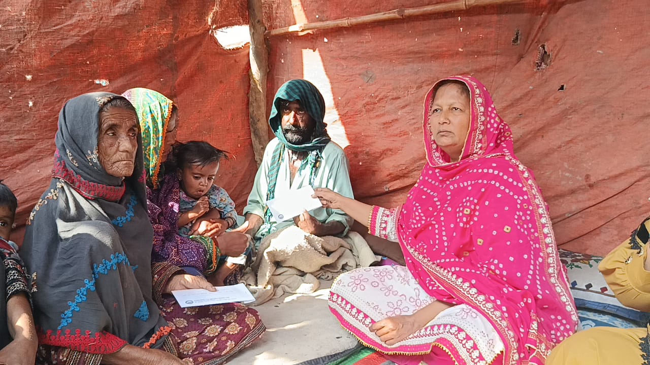 فشرمين ڪوآپريٽو سوسائٽي جي چيئرپرسن فاطمه مجيد جي باهه متاثرن سان ملاقات