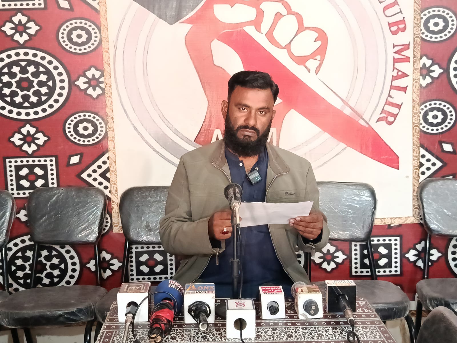 ملير ۾ ڳوٺ ڌڻي پرتو موسيٰ واسي جو احتجاجي مظاهرو، مخالفن تي حملي ۽ ڌمڪين جا الزام