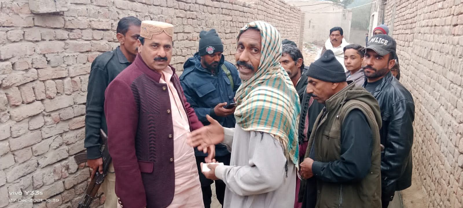 مورو ۾ ايس ايڇ او علي اڪبر کوکر جو اهلڪارن سان گڏ مختلف علائقن جو گشت