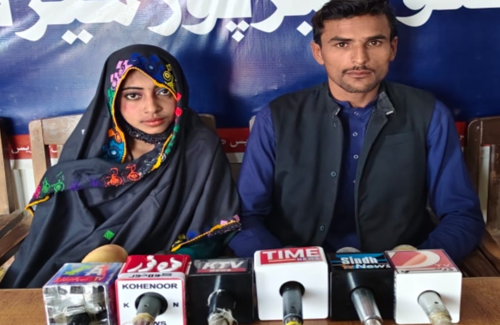 ڏوڪري جي ڳوٺ غازي مشوري واسڻ ناري جو مڙس سميت هڱورجا ۾ مائٽن خلاف احتجاج