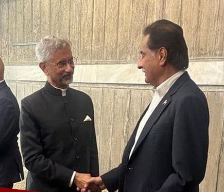 پاک–بھارت کشیدگی کے باوجود ڈھاکا میں جے شنکر کی ایاز صادق سے ملاقات، مصافحہ بھی کیا