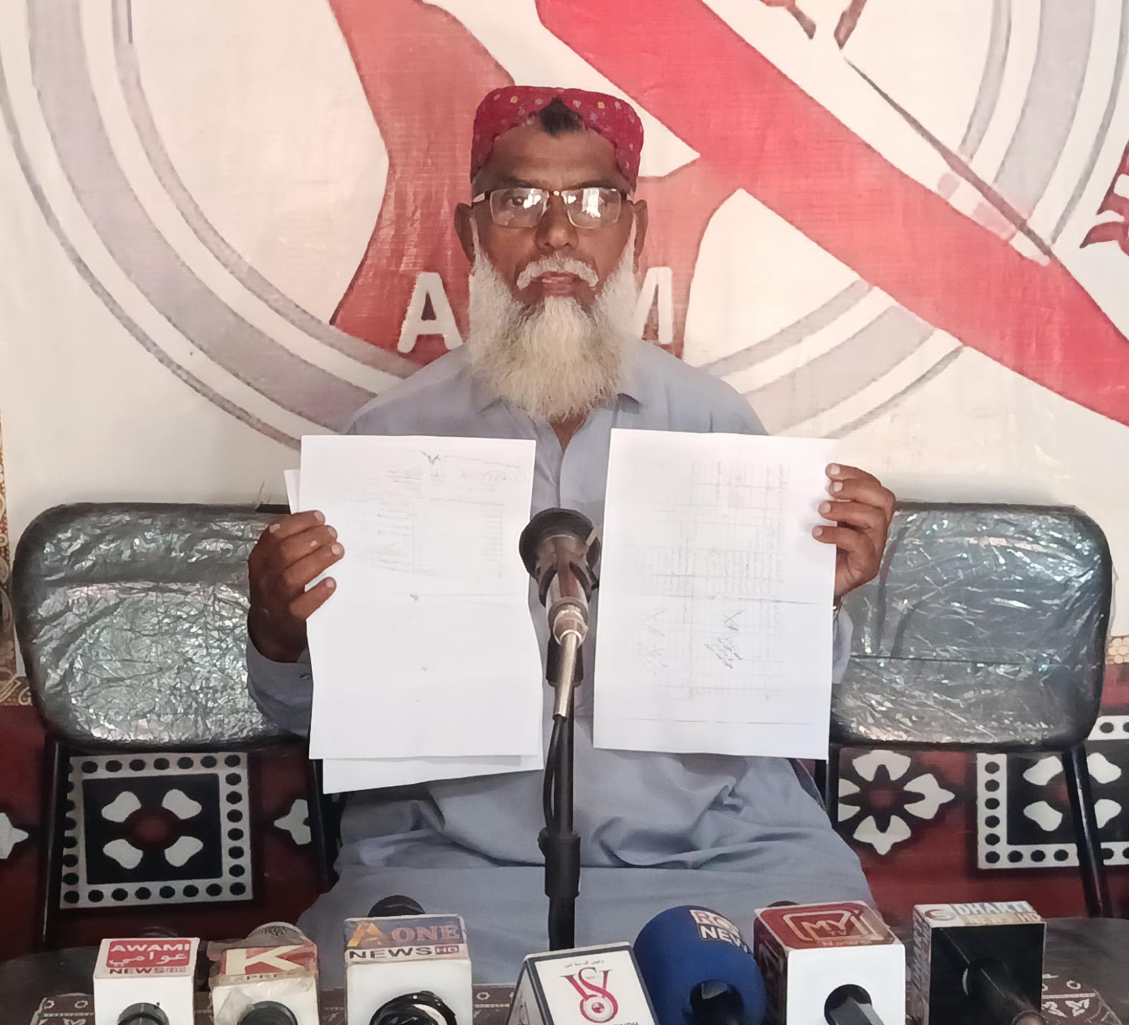 شڪارپور جي پورهيت جو موروثي زمين تي مبينا قبضي ۽ حملن خلاف احتجاج