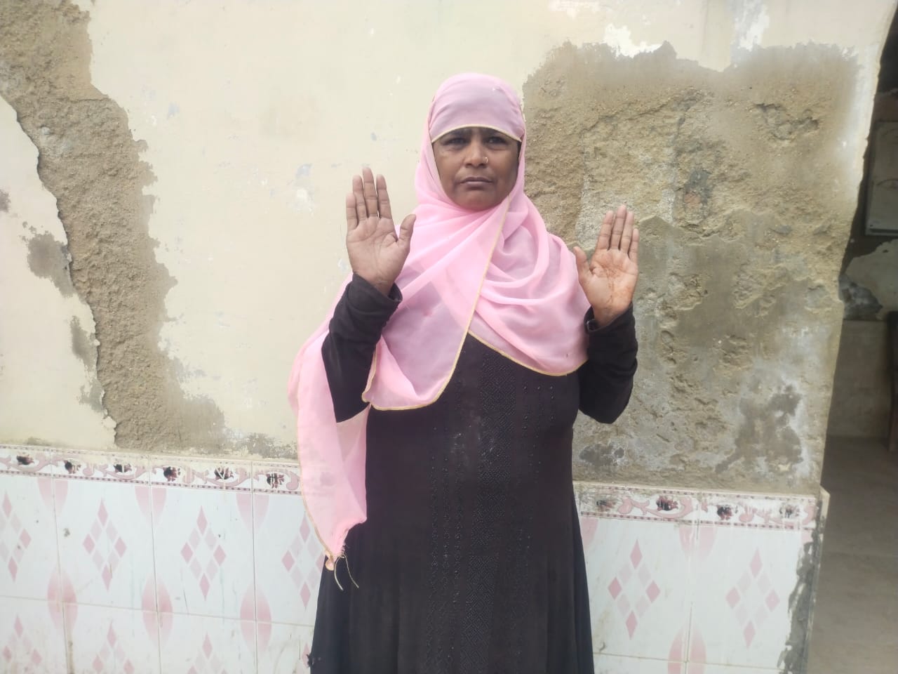 نوشهروفيروز ۾ پڊعيدن واسڻ ناري جو احتجاج، مڙس تي تشدد جا الزام