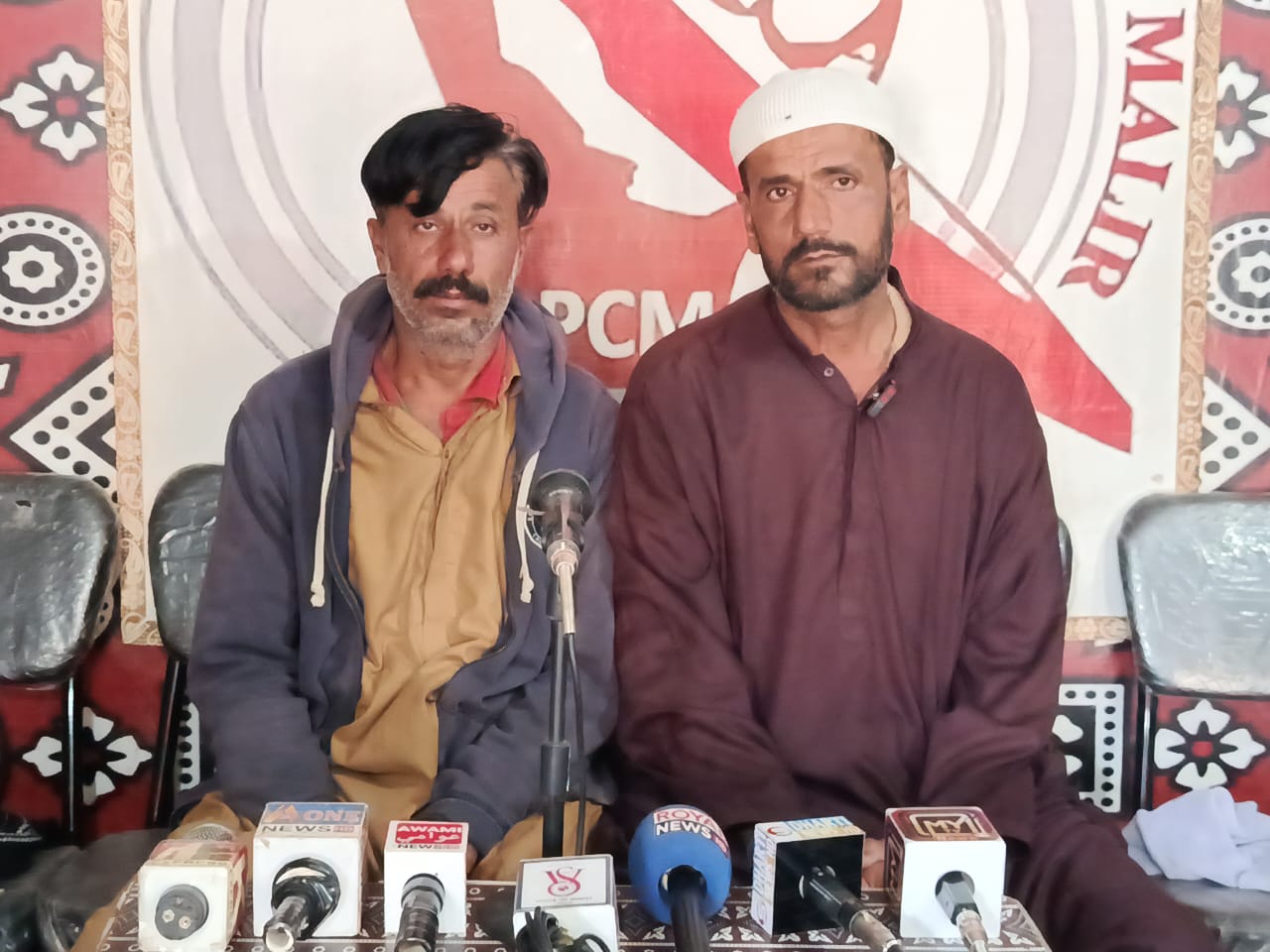 ملير: ڌڻي پرتو موسيٰ ڳوٺ واسي ٻن ڄڻن جو ويڳن ڀائرن خلاف احتجاج، ساڻن لاتعلقي جو اظهار