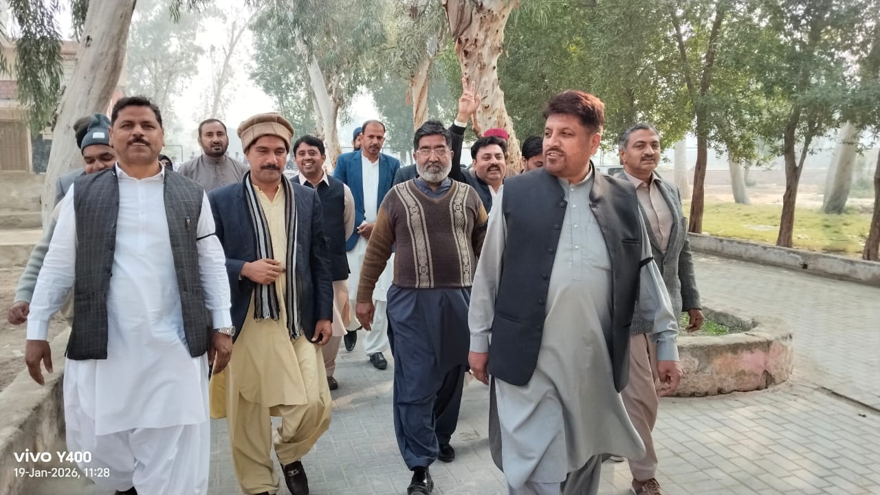 گمبٹ؛ سپلا کی کال پر گورنمنٹ ڈگری سائنس کالج میں پروفیسروں کا احتجاج، مطالبات کے حق میں نعريبازی