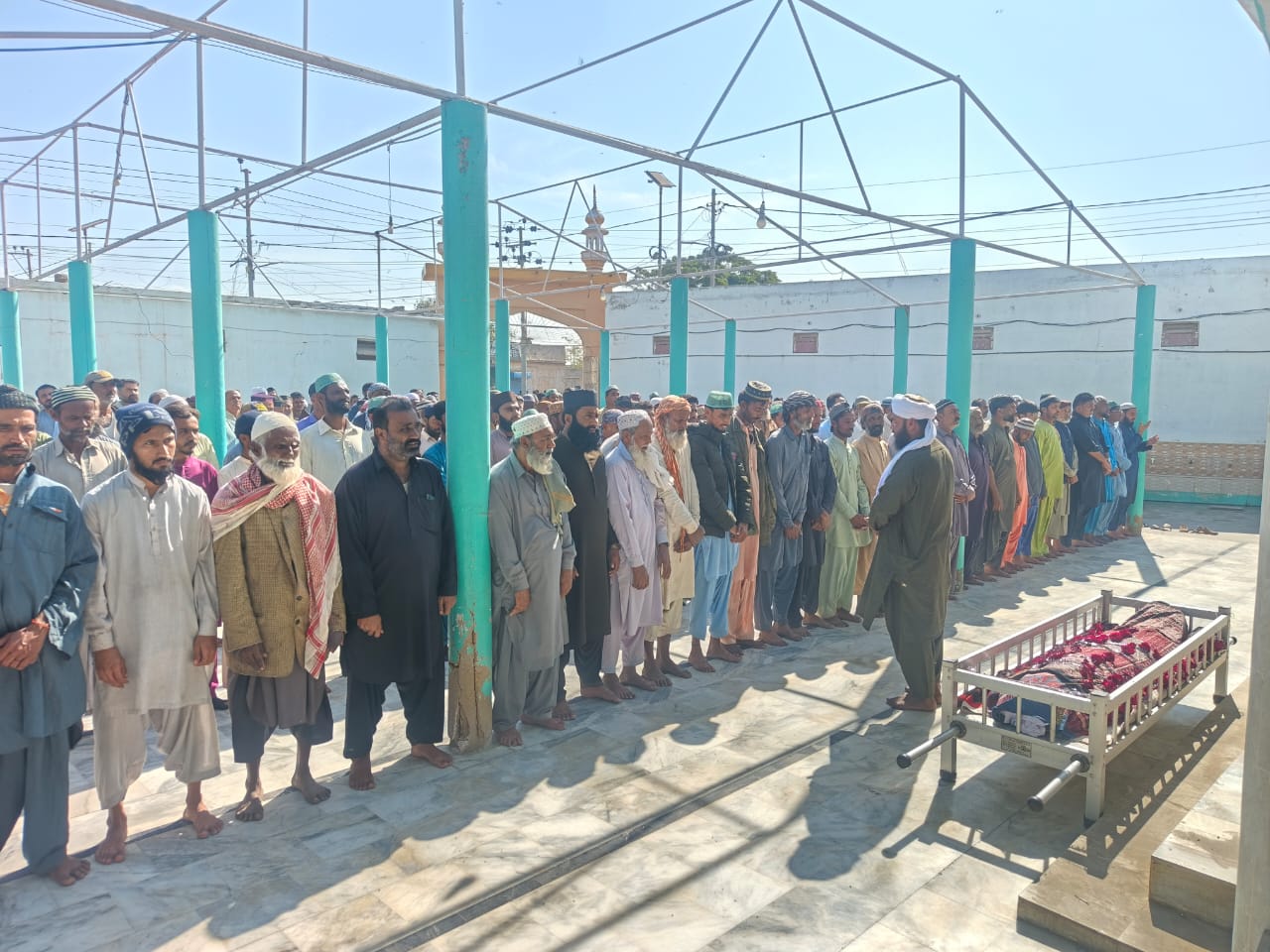 ابراهيم حيدري ۾ سماجي اڳواڻ  قاسم لکيو جي والد جي جنازي نماز بعد تدفين