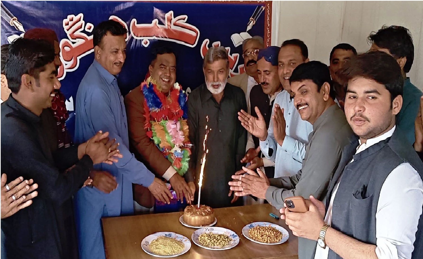 صحافی اتحاد تعلقہ سوبهوديرو کے جنرل سیکریٹری اور ھنگورجا کے سینئر صحافی شمن راجپر کی 42 ویں سالگرہ کا کیک کاٹا گیا