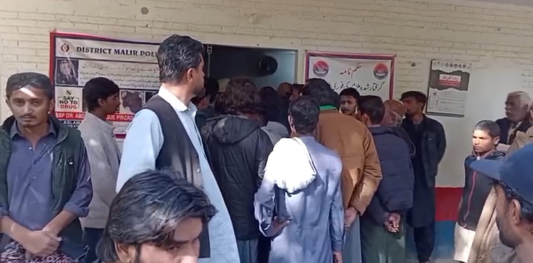 ملير سٽي پوليس جي مبينا مقابلي ۾ مارجي ويل نوجوان محمد جعفر پنهوار جي وارثن جو احتجاج، مقابلو ڪوڙو قرار