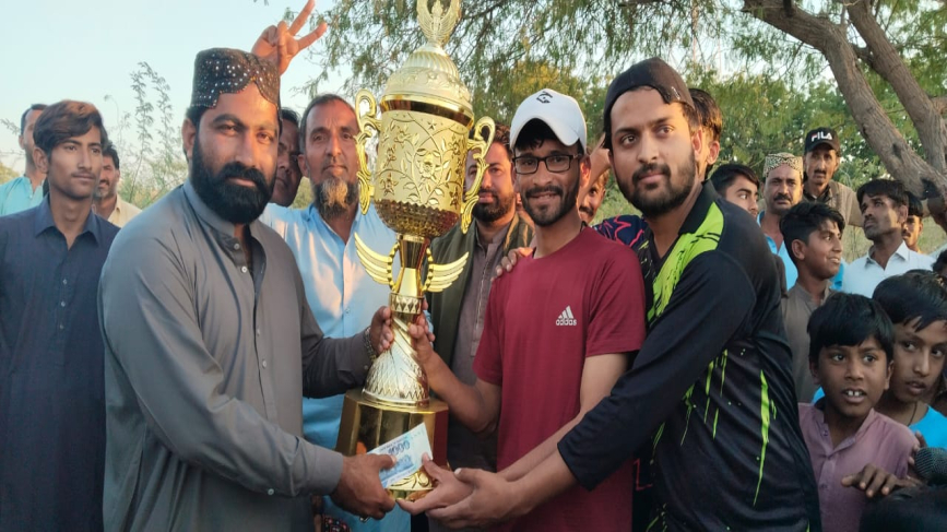 نيو ڇور ۾ ٽيپ بال ڪرڪيٽ ٽورنامينٽ جو فائيل بابا نصرالله ولي ٽيم کٽي ورتو
