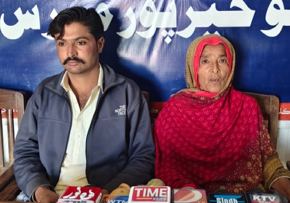 ھڱورجا ۾ ڳوٺ نھال خال سولنگي واسڻ عورت جو پٽ سميت بااثرن خلاف احتجاج