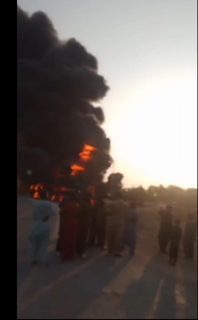 ٺٽو-حيدرآباد روڊ تي آئل ٽينڪر کي باهه وڪوڙي ورتو