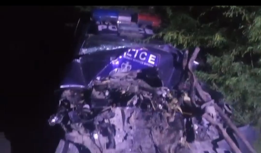 سجاول ڀرسان پوليس موبائيل حادثي جو شڪار، گٽڪي ۾ استعمال ٿيندڙ سامان هٿ