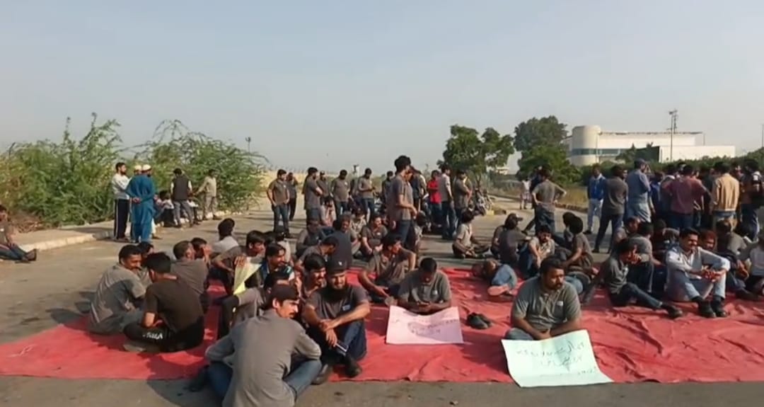 پورٽ قاسم ڀرسان ملٽي نيشنل ڪمپني خلاف پورهيتن جو ڌرڻو، ٽريفڪ معطل