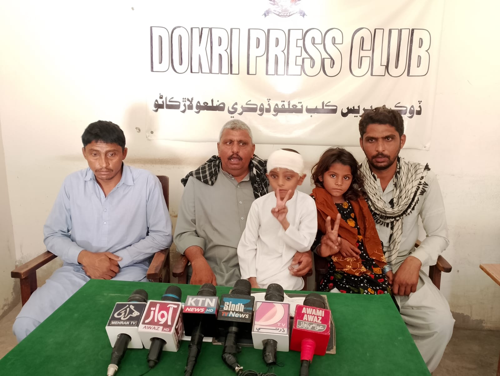 ڏوڪري ۾ ڦر دوران قتل ٿيل عورت جا وارث قاتل گرفتار نه ٿيڻ خلاف احتجاج